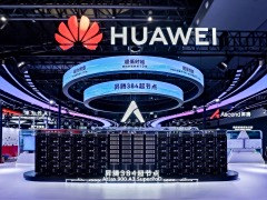 华为首次线下展出昇腾384超节点：业界最大规模384卡高速总线互联