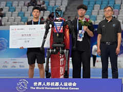 宇树科技王兴兴回应机器人跑步没穿鞋：足底比较耐磨，基本可以不穿鞋