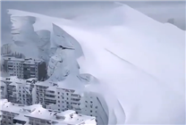 俄罗斯9层楼高暴雪视频引争议 当地留学生：是AI合成的假雪